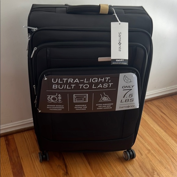 Samsonite Black Ultra-Light Suitcase Medium size - Picture 1 of 9